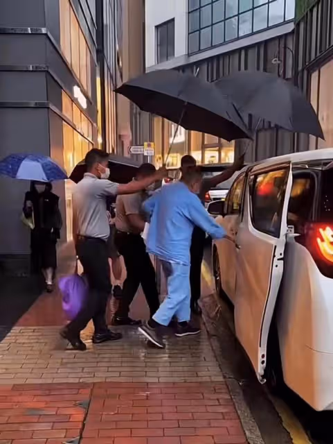 71歲劉鑾雄上街,甘比撇下他獨自上車,網友:扶都不扶了?