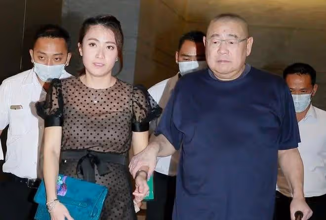 71歲劉鑾雄上街，甘比撇下他獨自上車，網友：扶都不扶了？