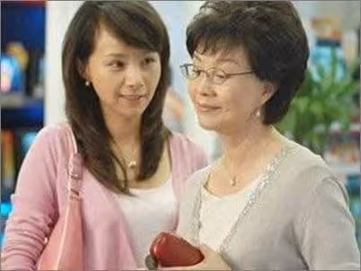 第三胎又是女兒,求子心切的婆婆「拿紅包笑臉走來」,我打開紅包後把婆婆巴蕊,馬上報警!