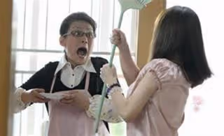 第三胎又是女兒,求子心切的婆婆「拿紅包笑臉走來」,我打開紅包後把婆婆巴蕊,馬上報警!