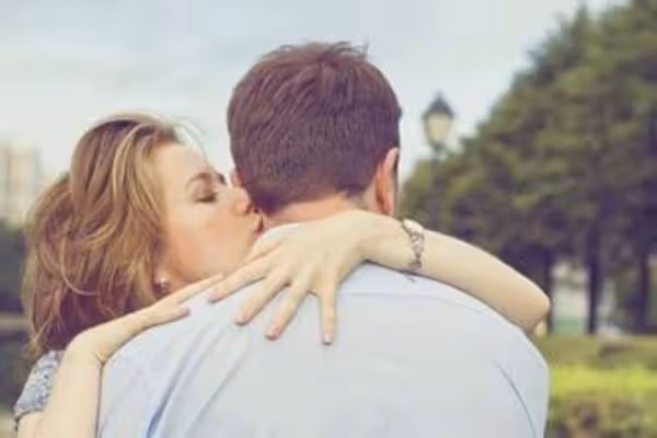 婆婆因我未婚懷孕看不起我,罵我是個隨便的女人,還有臉要聘金,沒想到爸爸的一句話,就堵住婆婆的賤嘴!