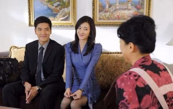 婆婆因我未婚懷孕看不起我,罵我是個隨便的女人,還有臉要聘金,沒想到爸爸的一句話,就堵住婆婆的賤嘴!