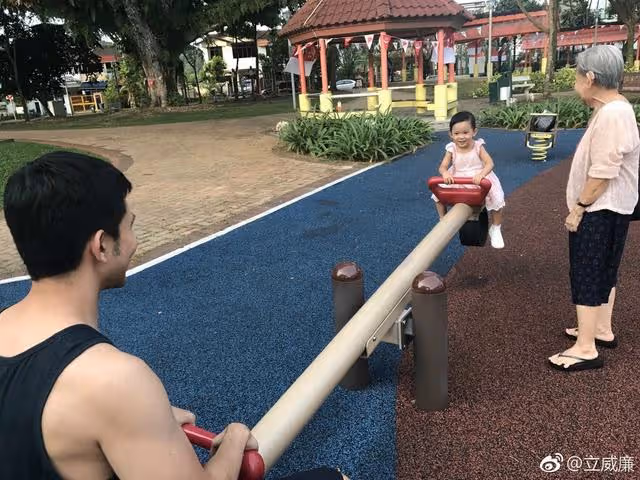 立威廉5國混血女兒長大了,精緻得像娃娃芭比!妻子像白雪公主,全家顏值爆表!