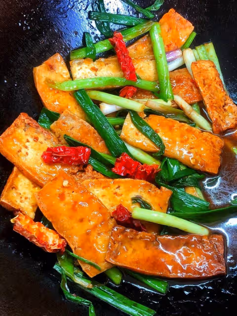 「蒜苗蔥燒豆腐」下飯到離譜！配菜都好吃的不得了！