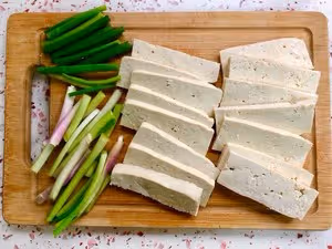 「蒜苗蔥燒豆腐」下飯到離譜！配菜都好吃的不得了！