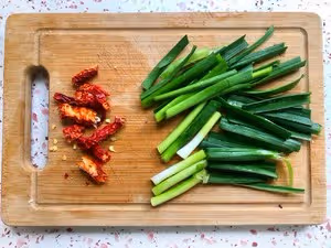 「蒜苗蔥燒豆腐」下飯到離譜！配菜都好吃的不得了！