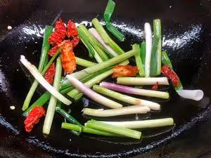 「蒜苗蔥燒豆腐」下飯到離譜！配菜都好吃的不得了！