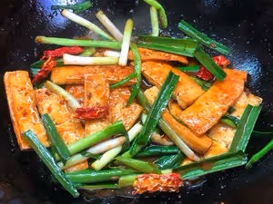 「蒜苗蔥燒豆腐」下飯到離譜！配菜都好吃的不得了！