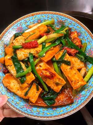 「蒜苗蔥燒豆腐」下飯到離譜！配菜都好吃的不得了！