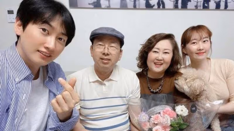 早前上節目還好好的……Super Junior銀赫父親驟逝