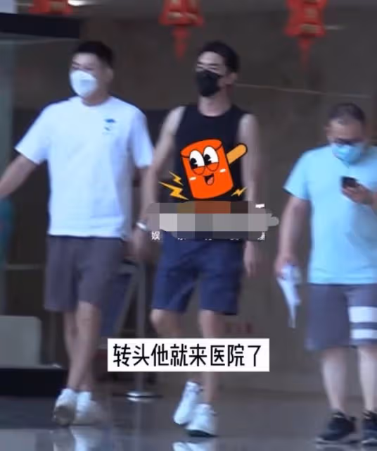 林更新現身醫院看骨科，走路一瘸一拐步伐緩慢，雙腿纖細宛如竹竿