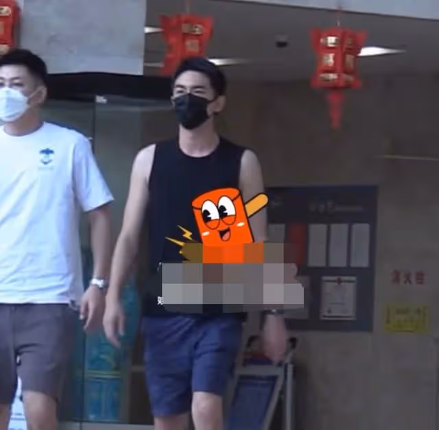 林更新現身醫院看骨科，走路一瘸一拐步伐緩慢，雙腿纖細宛如竹竿