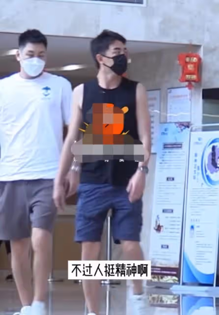 林更新現身醫院看骨科，走路一瘸一拐步伐緩慢，雙腿纖細宛如竹竿