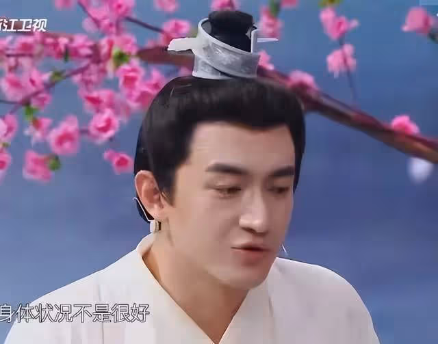 林更新現身醫院看骨科，走路一瘸一拐步伐緩慢，雙腿纖細宛如竹竿