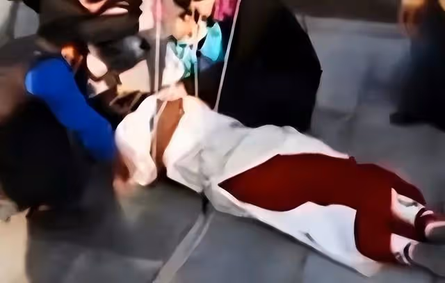 林更新現身醫院看骨科,走路一瘸一拐步伐緩慢,雙腿纖細宛如竹竿