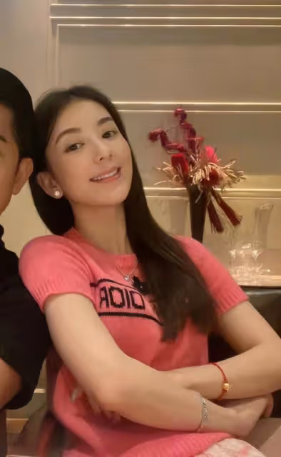 郭富城曬照為妻子慶生,戴情侶鑽石手鐲,盤子般大蛋糕被嘲太小氣