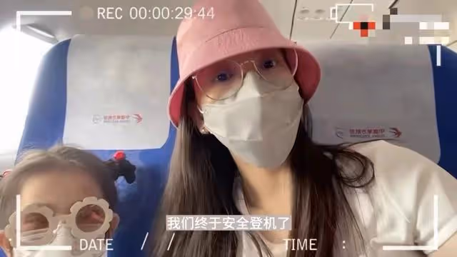 郭富城曬照為妻子慶生,戴情侶鑽石手鐲,盤子般大蛋糕被嘲太小氣
