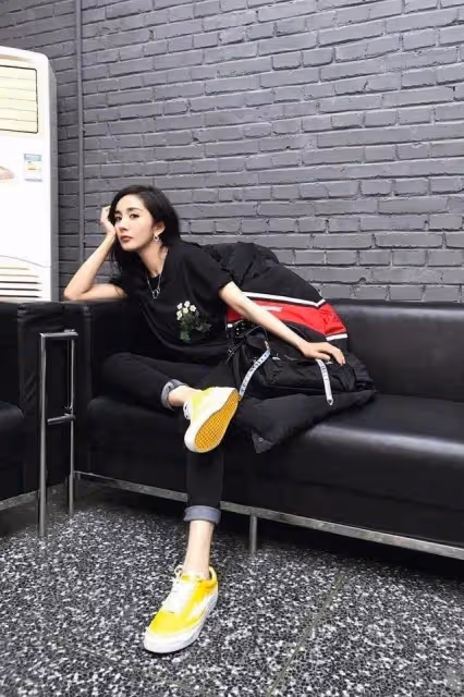戚薇的坐姿,楊冪的坐姿,林志玲的坐姿,看到熱巴:已婚和未婚的區別