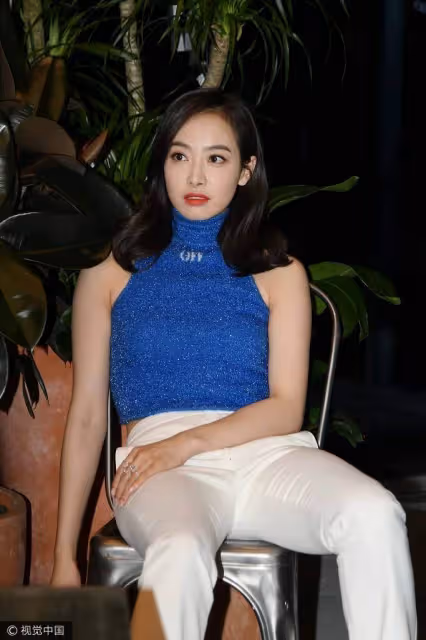 戚薇的坐姿,楊冪的坐姿,林志玲的坐姿,看到熱巴:已婚和未婚的區別