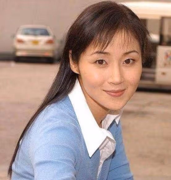 她是「香港第一腿模」, 與甄子丹同居四年, 結婚後20年一直沒孩子