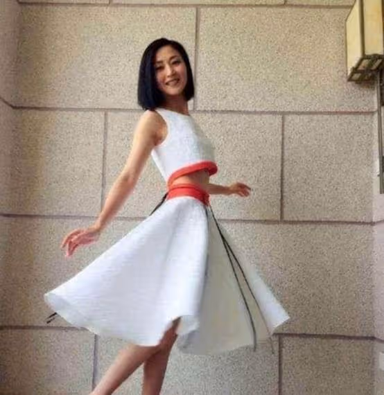 她是「香港第一腿模」, 與甄子丹同居四年, 結婚後20年一直沒孩子