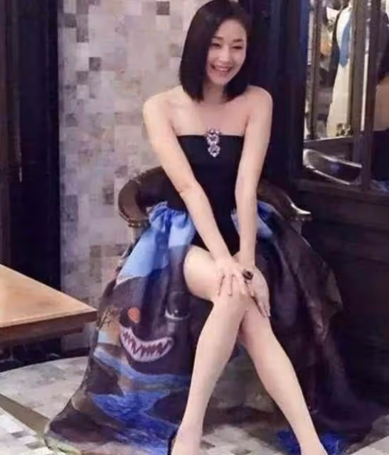 她是「香港第一腿模」, 與甄子丹同居四年, 結婚後20年一直沒孩子