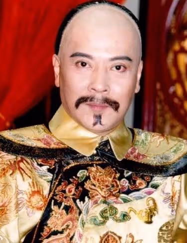 《守著陽光守著你》男星龍隆為爸媽搬回家!「照顧雙親到往生」完成心愿,71歲不婚「沒有遺憾了」嘆:一個人也很好