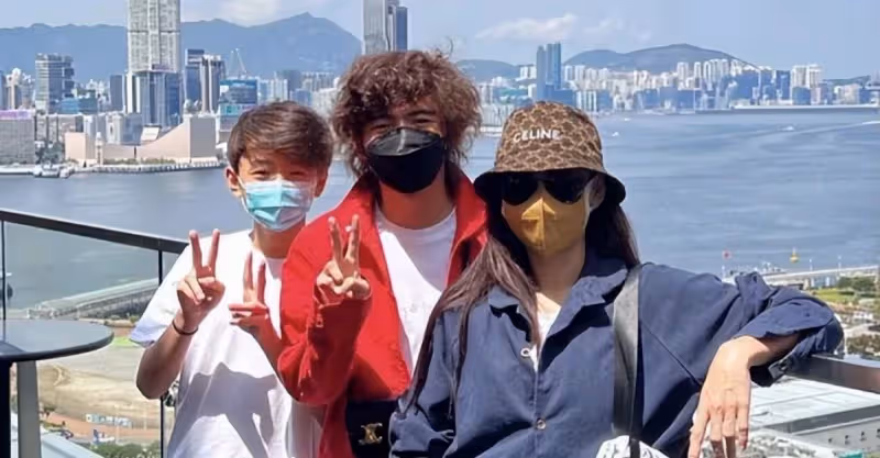 張柏芝帶長子逛街慶生，15歲Lucas卷髮似搖滾歌手，感謝媽媽禮物