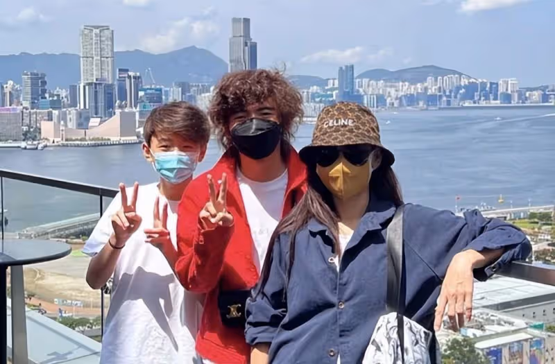 張柏芝帶長子逛街慶生,15歲Lucas卷髮似搖滾歌手,感謝媽媽禮物