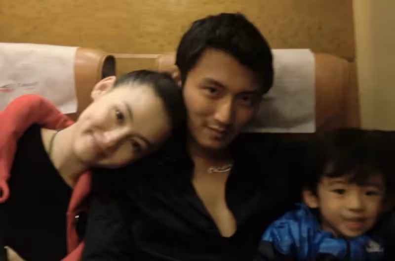 張柏芝帶長子逛街慶生,15歲Lucas卷髮似搖滾歌手,感謝媽媽禮物