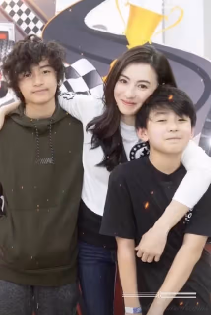 張柏芝帶長子逛街慶生,15歲Lucas卷髮似搖滾歌手,感謝媽媽禮物