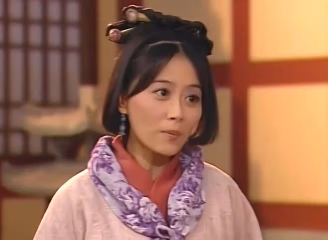 港星姚樂怡回內地度假!穿泳衣秀身材,泳池裡吃甜品喝香檳太愜意