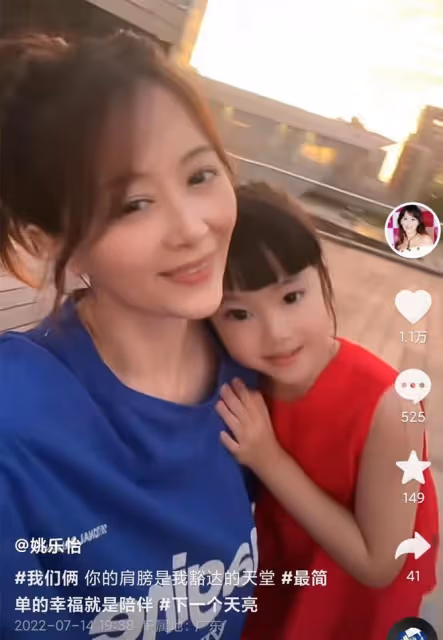 港星姚樂怡回內地度假!穿泳衣秀身材,泳池裡吃甜品喝香檳太愜意