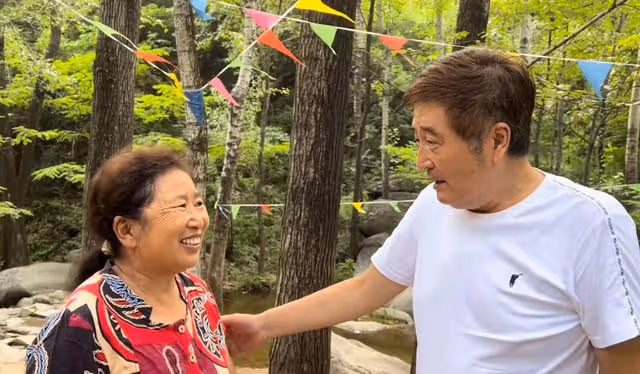67歲港星定居河北農村,與大媽搭肩熱聊心情好,親暱稱對方為妹妹