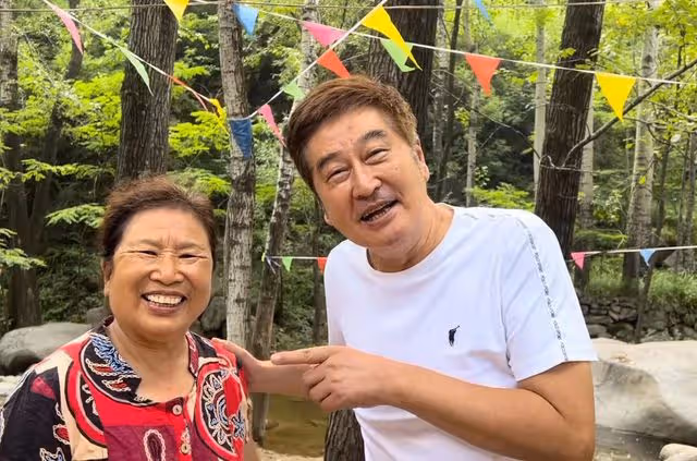67歲港星定居河北農村,與大媽搭肩熱聊心情好,親暱稱對方為妹妹
