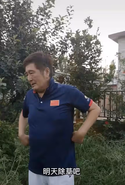 67歲港星定居河北農村,與大媽搭肩熱聊心情好,親暱稱對方為妹妹