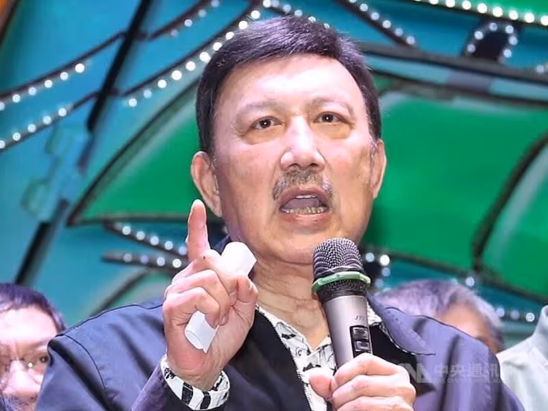 緊急狀況!余天中風就醫首曝「病床照」,兒曝病況「脖子血管全塞住」右半身動不了,醫生診斷之後直呼:這根本就是一個奇跡