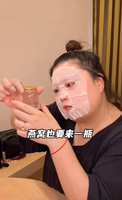 陳嘉佳敷面膜出鏡　網毒舌狠酸：面膜不夠大