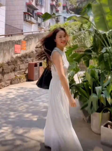 晉松小10歲妻子曬旗袍美照，身材凹凸有致有韻味，美貌不輸明星