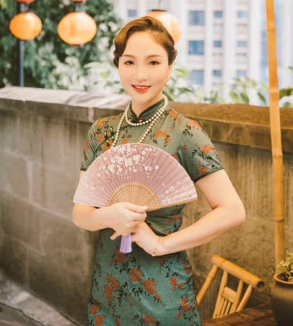 晉松小10歲妻子曬旗袍美照，身材凹凸有致有韻味，美貌不輸明星