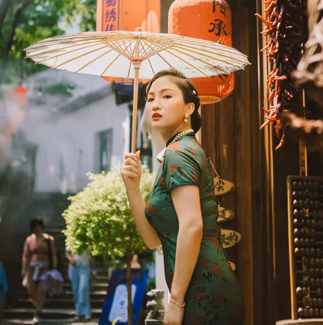 晉松小10歲妻子曬旗袍美照，身材凹凸有致有韻味，美貌不輸明星