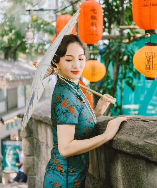 晉松小10歲妻子曬旗袍美照，身材凹凸有致有韻味，美貌不輸明星