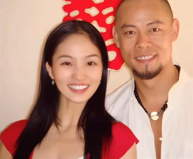 晉松小10歲妻子曬旗袍美照,身材凹凸有致有韻味,美貌不輸明星