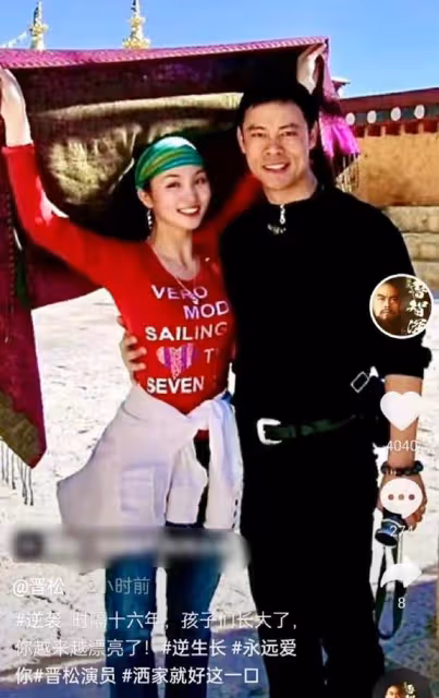晉松小10歲妻子曬旗袍美照,身材凹凸有致有韻味,美貌不輸明星