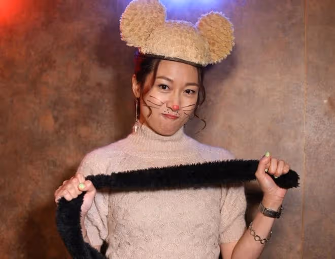 TVB女星穿短褲秀身材,全身美黑引熱議,42歲收入低曾交不起網費