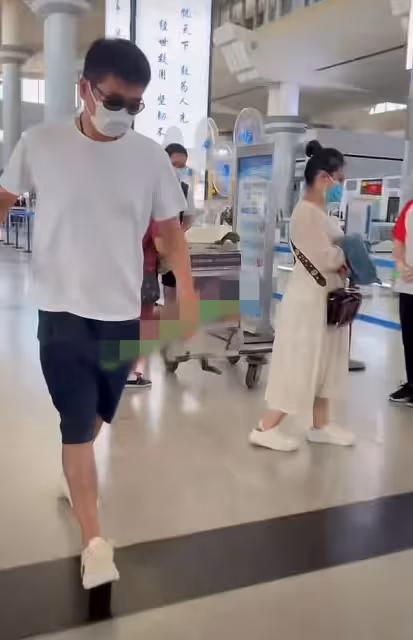 沙寶亮官宣戀情後現身,女友小腹微隆疑懷孕,兩人分開走全程冷漠