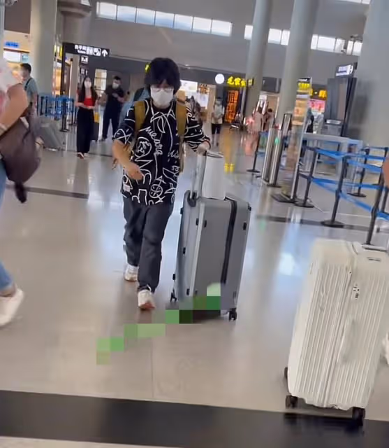 沙寶亮官宣戀情後現身,女友小腹微隆疑懷孕,兩人分開走全程冷漠