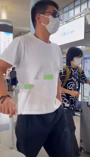沙寶亮官宣戀情後現身,女友小腹微隆疑懷孕,兩人分開走全程冷漠