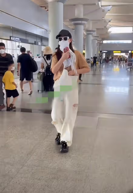 沙寶亮官宣戀情後現身,女友小腹微隆疑懷孕,兩人分開走全程冷漠