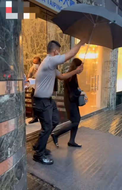 富豪劉鑾雄與甘比現身街頭!步履蹣跚身體引擔憂,一排豪車好闊氣